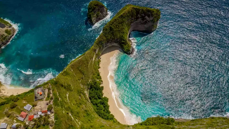 Panorama Kelingking Beach Nusa Penida dengan laut biru jernih, tebing ikonik, tempat wisata pantai di Bali.