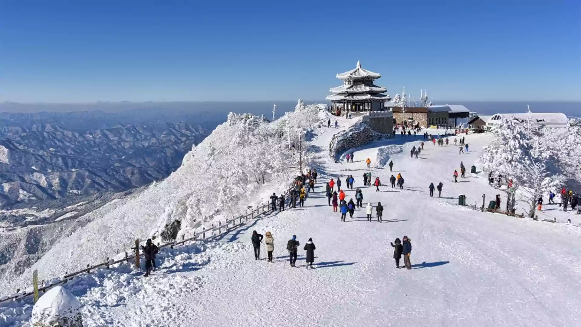 Pemandangan gunung bersalju dan kuil di Korea Selatan saat musim dingin, pilihan waktu terbaik ke Korea Selatan untuk melihat salju bulan Desember hingga Februari.