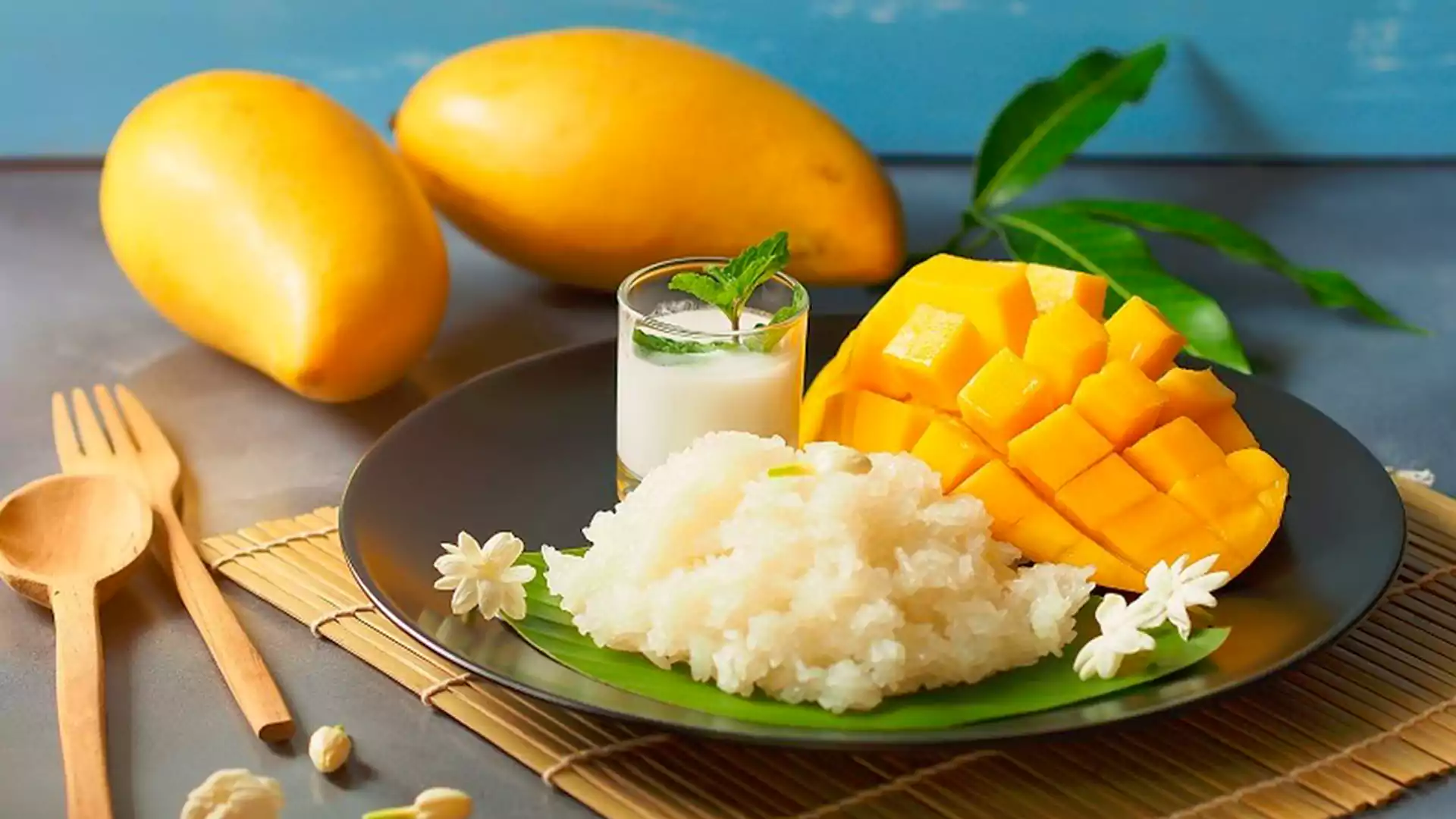 Mango sticky rice, dessert khas Bangkok Thailand berupa ketan manis dengan mangga matang dan santan.