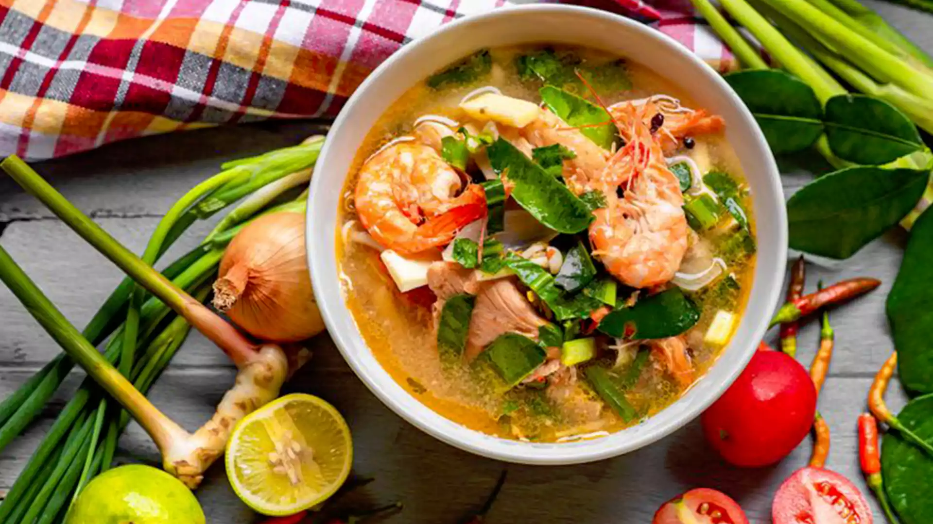 Tom Yum Goong, sup udang pedas asam khas Bangkok Thailand dengan serai, daun jeruk, dan cabai.